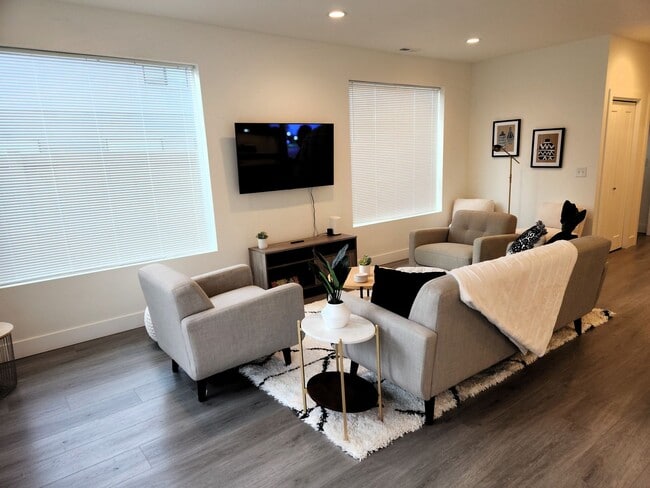 Building Photo - BRAND NEW MODERN LIVING!! HUGE 4 Bed 2.5 Bath Duplex with over 2350+ Sq. Feet.