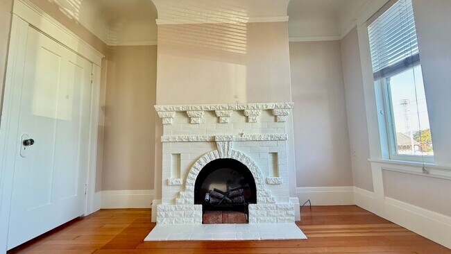 Building Photo - Charming Updated Top Floor 2BR/1BA Marina Apartment w/ Golden Gate Bridge Views! AMSI