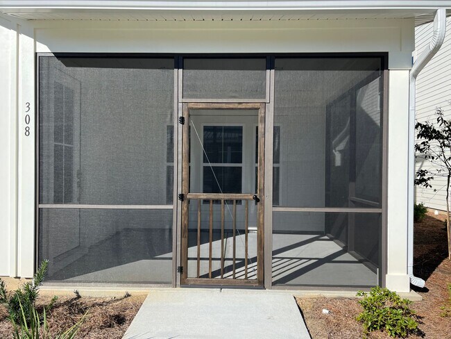 Building Photo - Lovely Three Bedroom Townhouse in Washington Square!