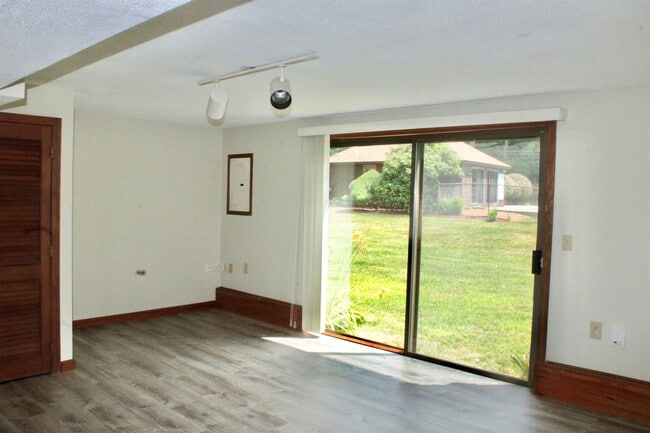Building Photo - 5 Cornwall Ln