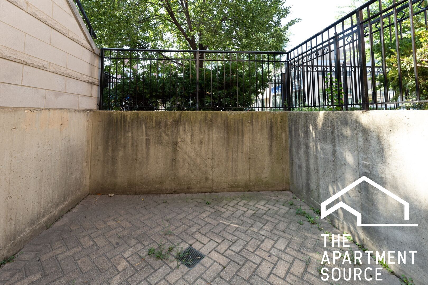 Building Photo - 1323 W Diversey Pky