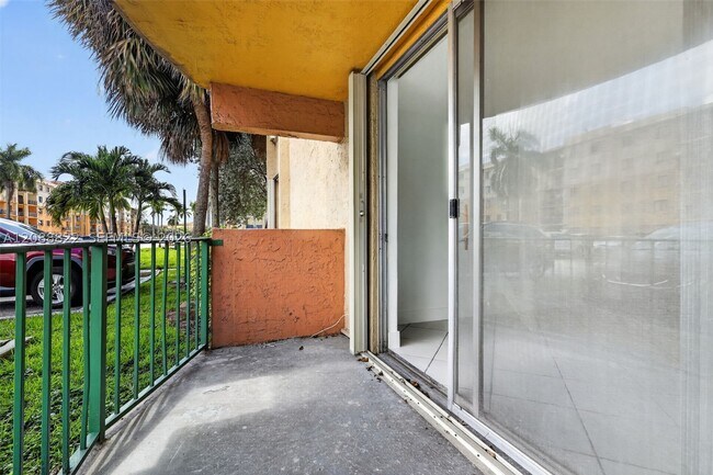 Building Photo - 9360 Fontainebleau Blvd