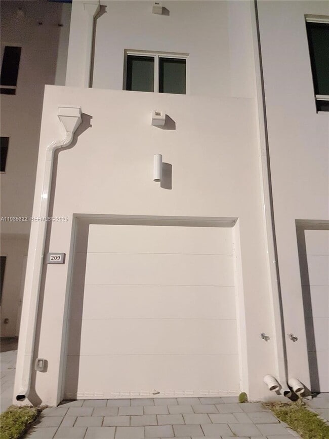 Building Photo - 10245 NW 63rd Terrace