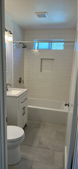 Building Photo - 2826 Varden Ave