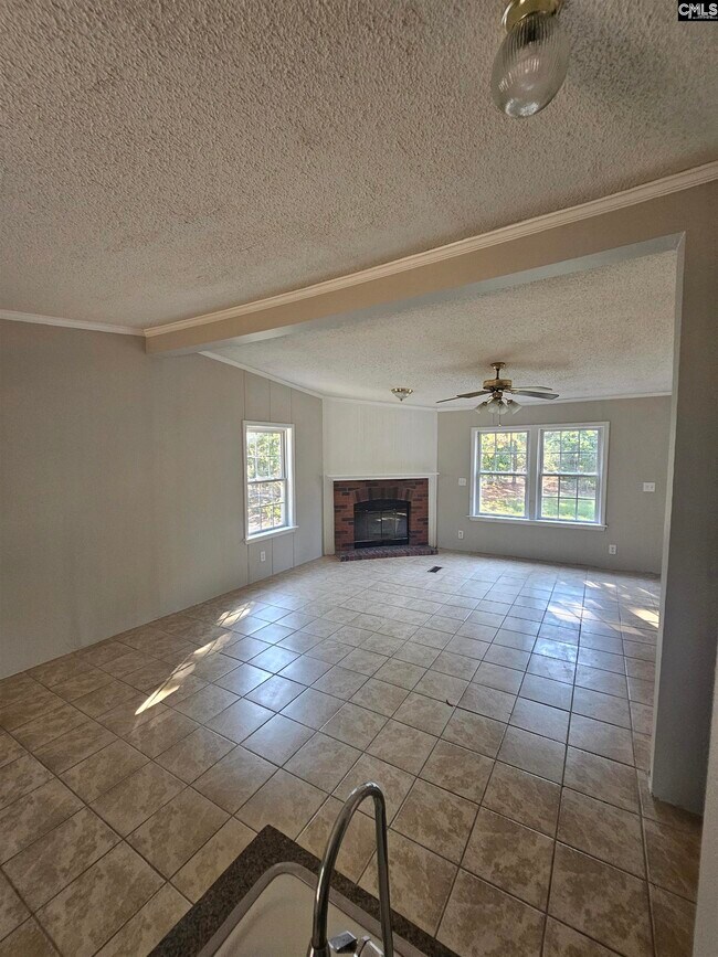 Building Photo - 117 E Woods Ct
