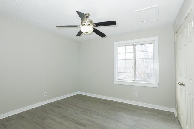Building Photo - All-Electric 2BR/1.5BA Gem in Prime Campbellton Rd Location