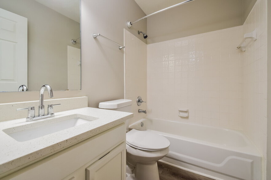 Building Photo - 547 Riverbirch Trce