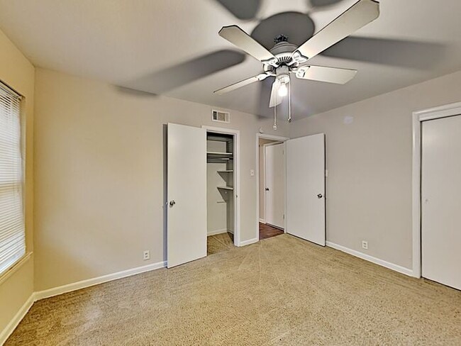 Building Photo - No Application Fees* $500 off 1st Month Rent*