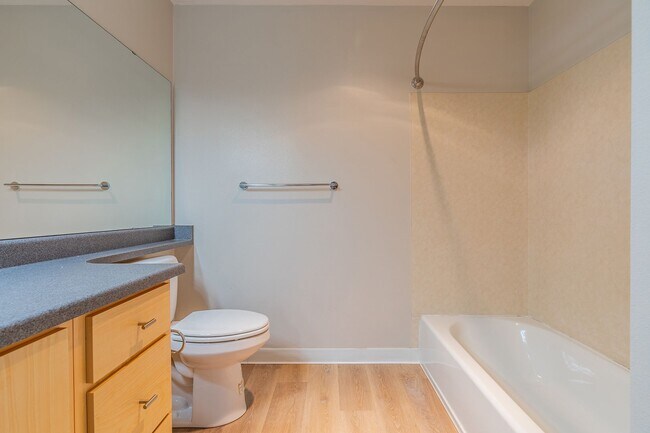 Building Photo - Huge Central Area Studio with PARKING and ...