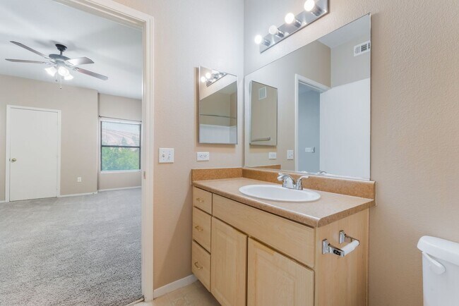 Building Photo - Bright 2-Bed Condo with Patio!