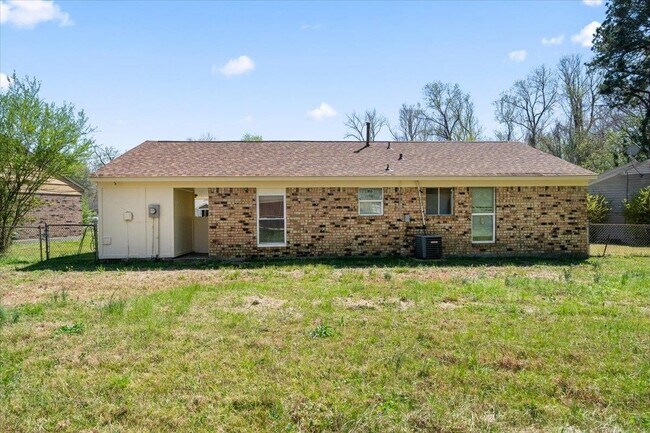 Building Photo - 734 Archie Dr