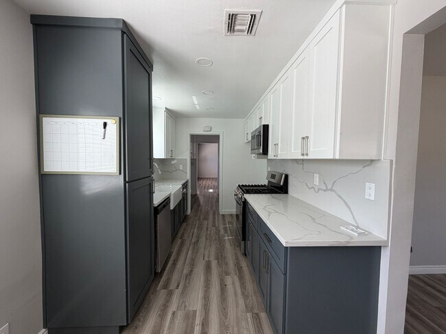 Building Photo - 5034 N Acacia Ave