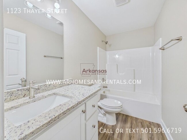Building Photo - 1123 Thayer St