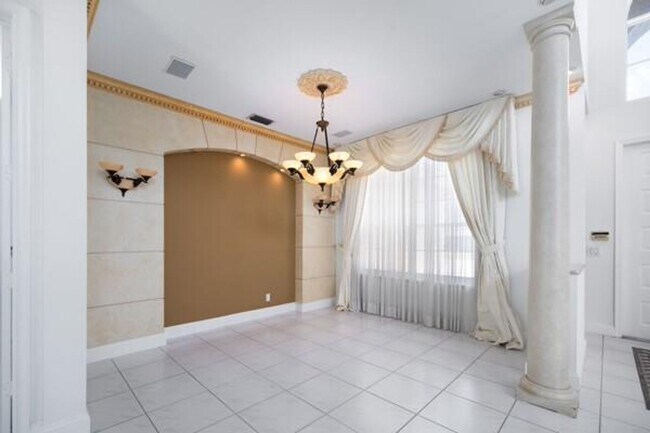 Building Photo - 576 NW 120th Dr