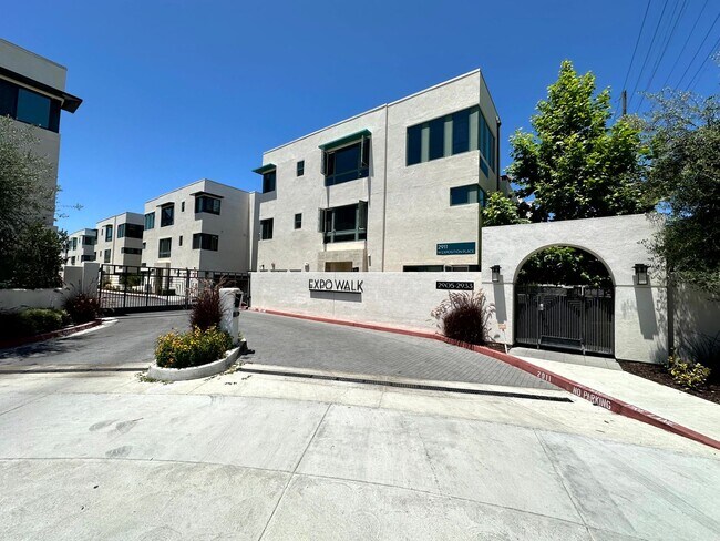 Building Photo - Fantastic 3 Story Townhome - 2 bedrooms - ...