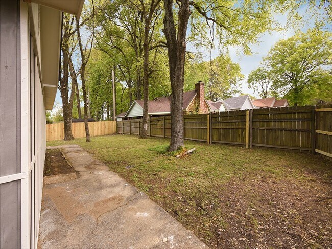Building Photo - Updated and charming 3 bed, 2 bath with SU...