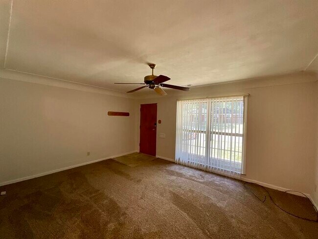 Building Photo - 1715 Menard Dr