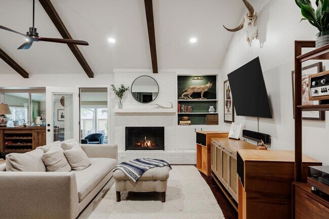 Building Photo - 9101 Heatherwood Dr