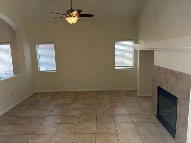 Building Photo - Freshly Painted 3 Bed, 2.5 Bath Home in Coolidge