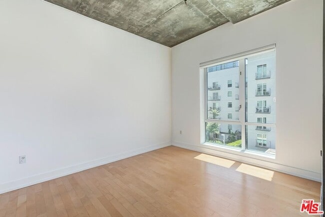 Building Photo - 645 W 9th St