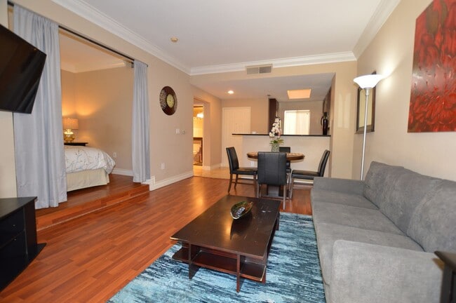Building Photo - Meridian STUDIO Condo Fully Furnished w/Ma...