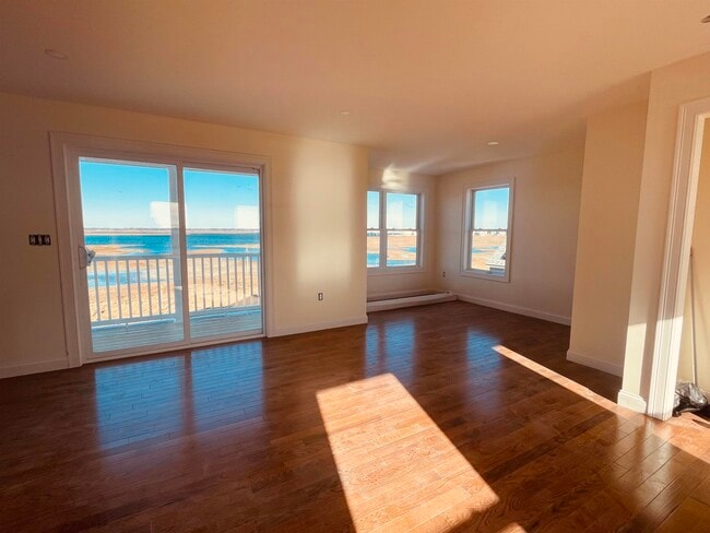 Building Photo - 6 Cross Beach Rd