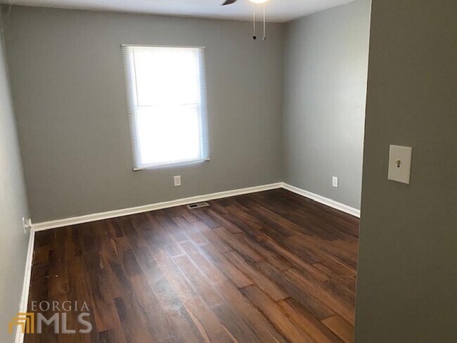 Building Photo - 221 Banberry Dr SE