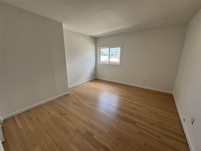 Building Photo - 2572 Merrick Rd