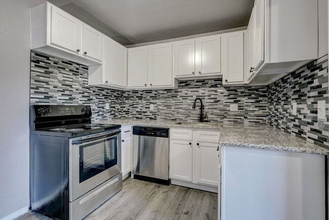 Building Photo - $500 Off Move In Special!! Prime Location!...