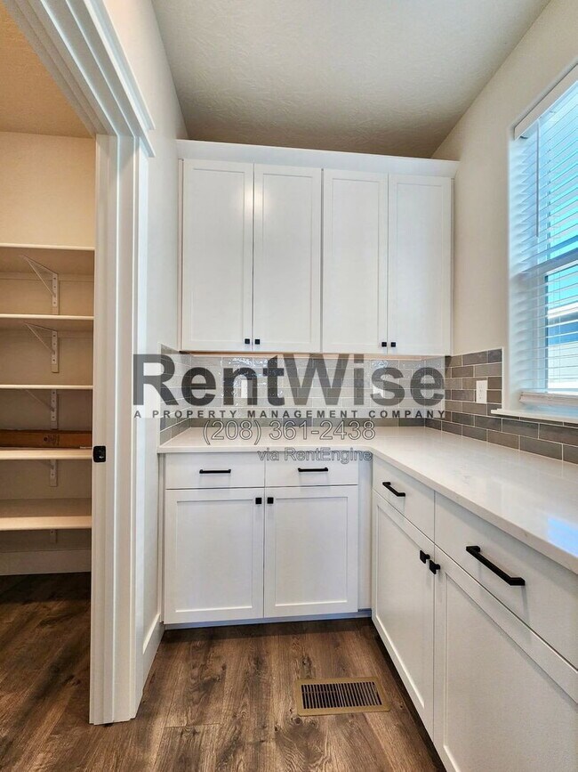 Building Photo - 5690 N Jumplist Ave