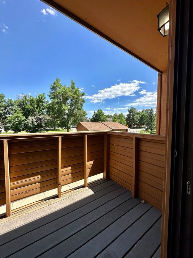 Building Photo - Spacious and Bright Top-Floor Apartment wi...