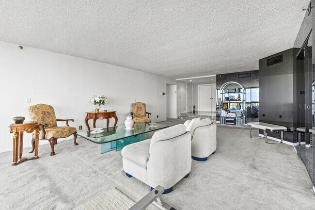 Building Photo - 1900 Consulate Pl