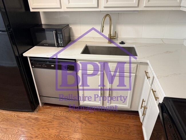 Building Photo - Modern 2 Bed, 2 Bath Condo in the Heart of...