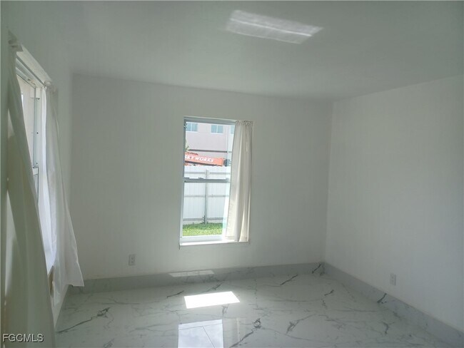 Building Photo - 1102 SW 15th Terrace