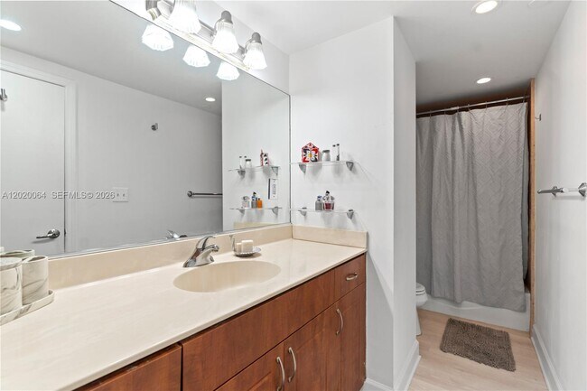 Building Photo - 401 69th St