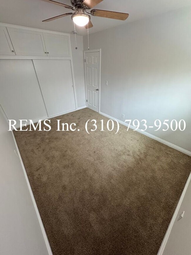 Building Photo - Remodeled Duplex Unit with Laundry Hook-Up...