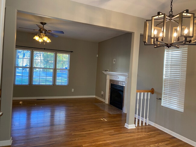 Building Photo - Ridge Crest subdivision home with fenced y...