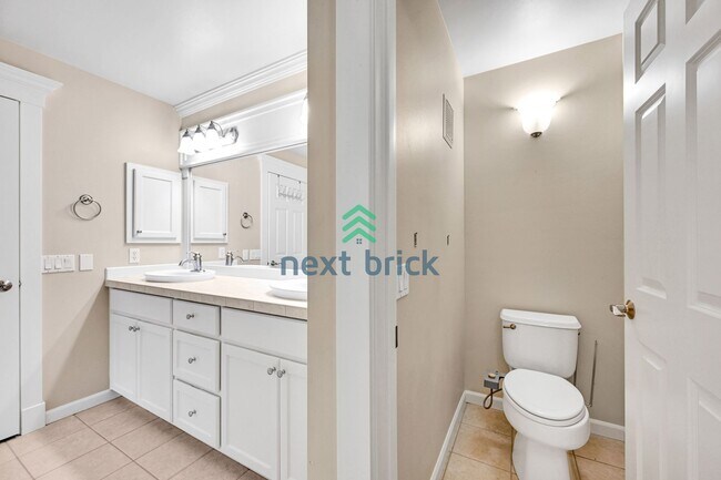 Building Photo - 3 BED & 2.5 BATH Town house FOR RENT