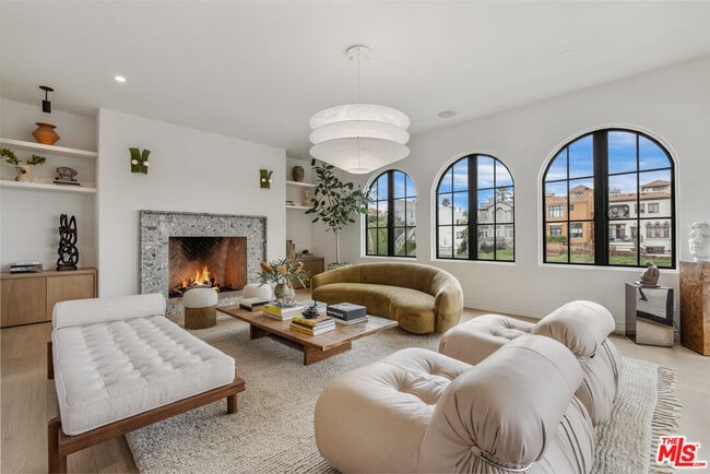 Building Photo - 5201 Vía Donte