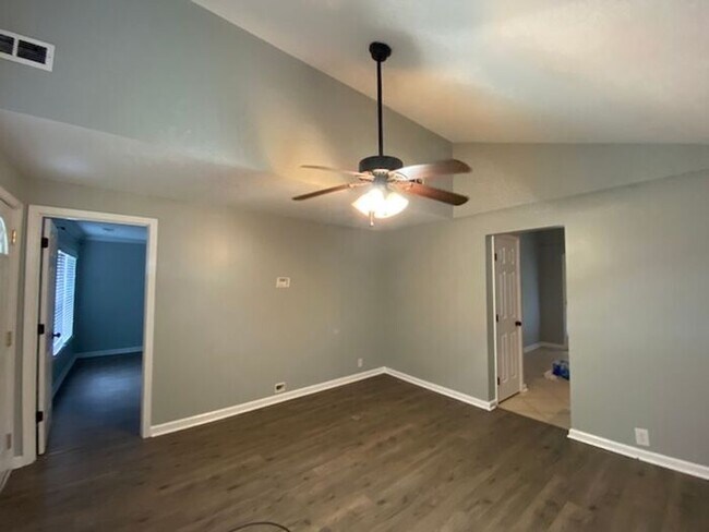 Building Photo - Act soon-won't last long-MOVE IN SPECIAL