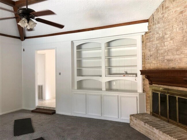 Building Photo - 2123 Lakeville Dr