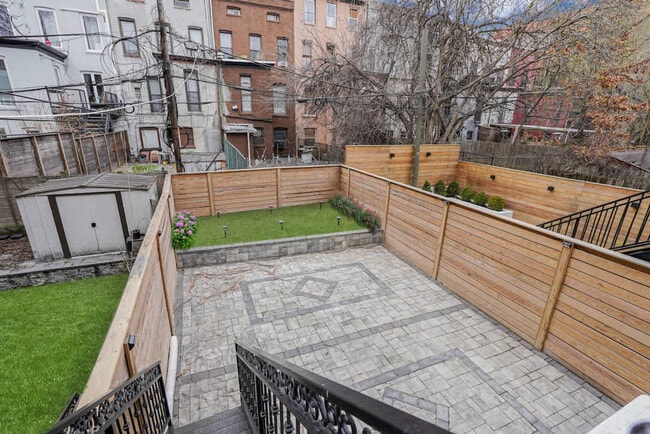 Building Photo - 479 Putnam Ave