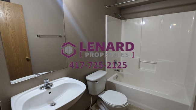 Building Photo - 3 Bedroom Home Ready for Move In