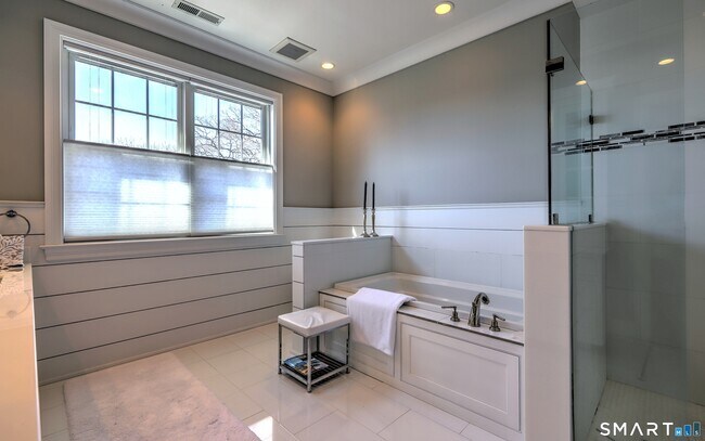 Building Photo - 30 Narrow St