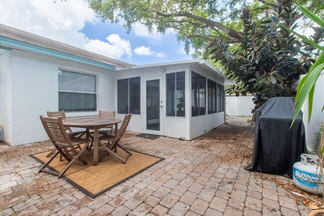 Building Photo - This tasteful decorated home features 3 be...