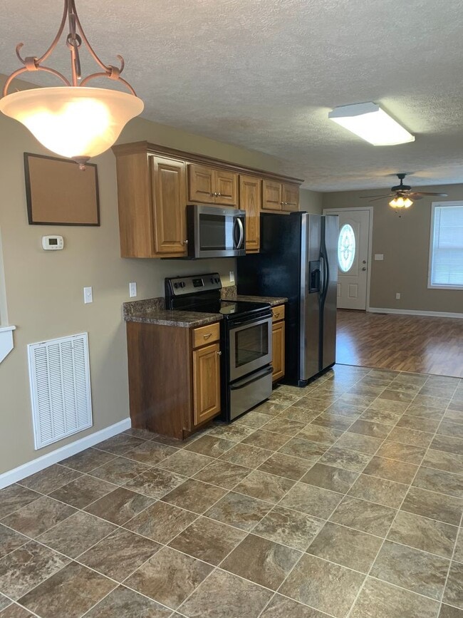 Building Photo - 3 Bedroom in GREAT LOCATION in the Center ...