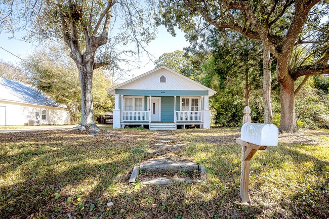 Building Photo - Cute 2 bedroom 1 bath Cottage in Pascagoula