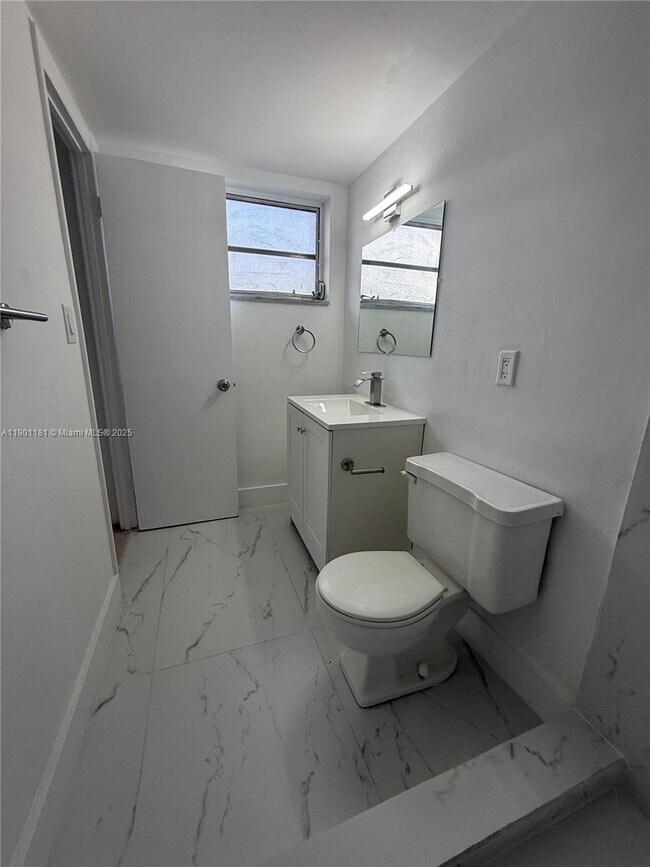 Building Photo - 15221 NE 6th Ave