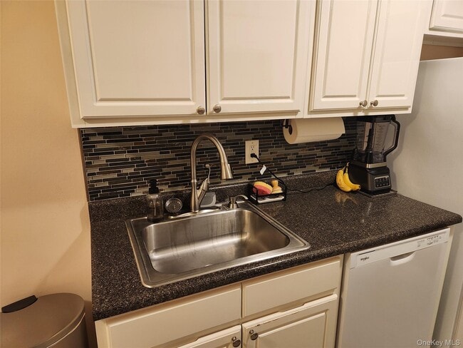 Building Photo - 6 Charles Ln