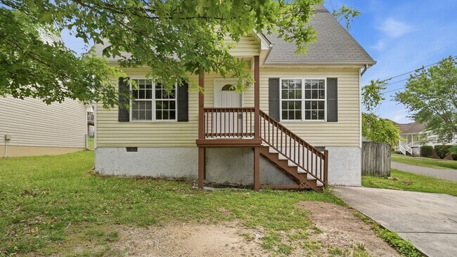 Building Photo - 3 bedroom, 2 bath adorable home in Cleveland!